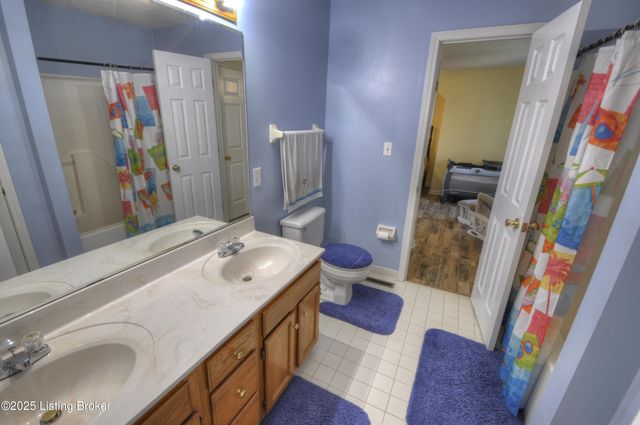 5910 Full Moon Ct, Louisville, KY 40216