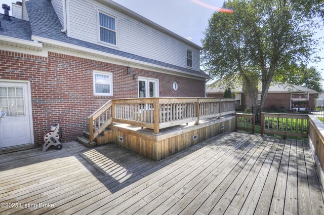 5910 Full Moon Ct, Louisville, KY 40216