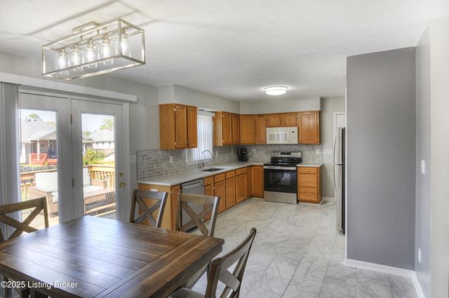 5910 Full Moon Ct, Louisville, KY 40216