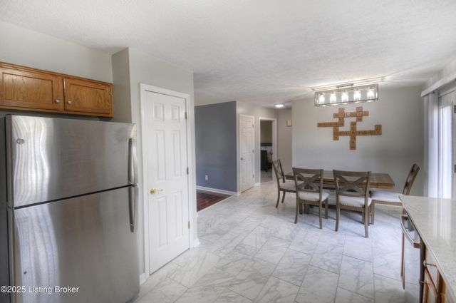 5910 Full Moon Ct, Louisville, KY 40216