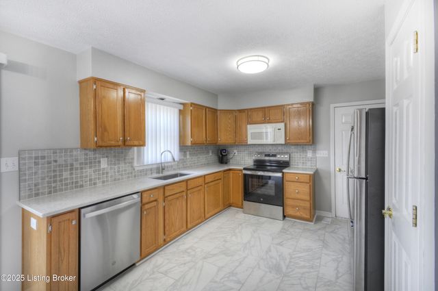 5910 Full Moon Ct, Louisville, KY 40216