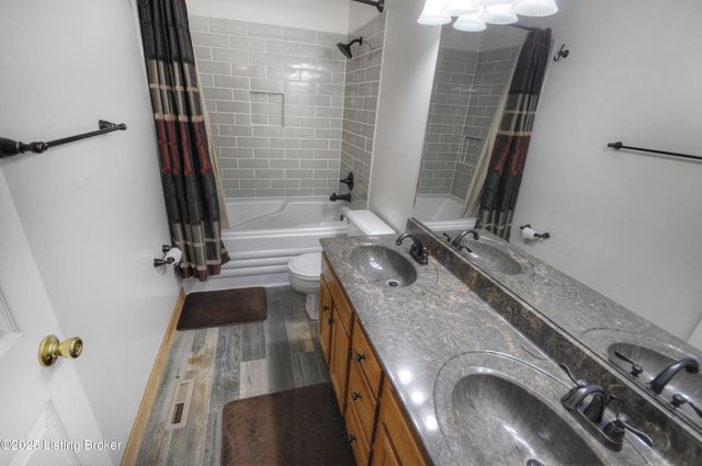 5910 Full Moon Ct, Louisville, KY 40216