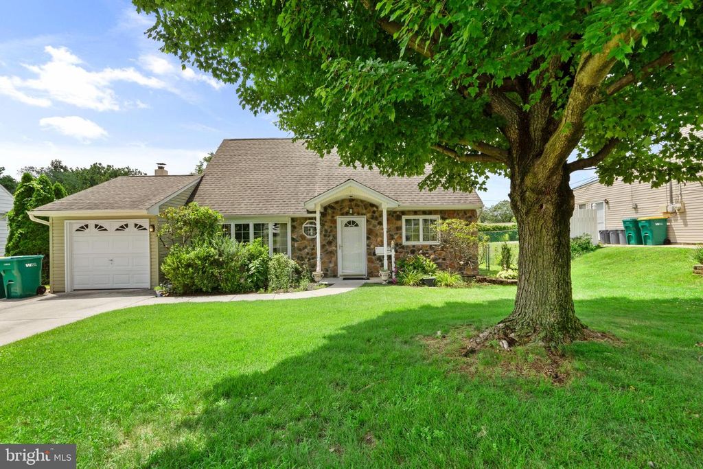 27 JASMINE RD, Levittown, PA 19056