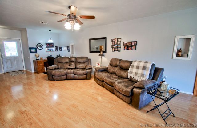 8677 E 63rd Street S, Braggs, OK 74423