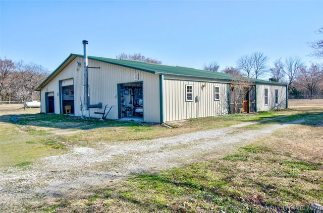 8677 E 63rd Street S, Braggs, OK 74423
