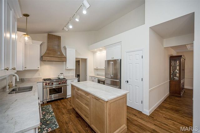 12010 Manhattan Place, Des Peres, MO 63131