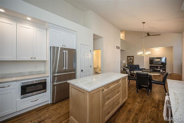12010 Manhattan Place, Des Peres, MO 63131