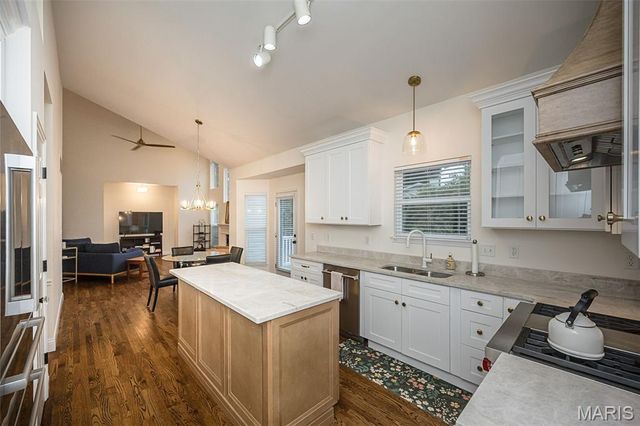 12010 Manhattan Place, Des Peres, MO 63131
