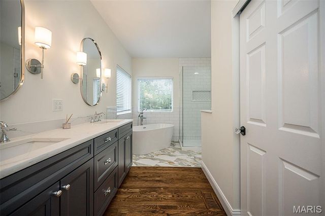 12010 Manhattan Place, Des Peres, MO 63131