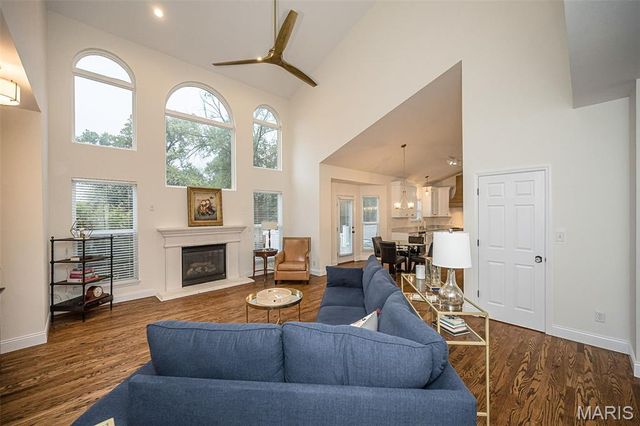 12010 Manhattan Place, Des Peres, MO 63131