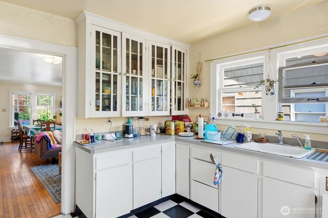 5330 9th Avenue NE, Seattle, WA 98105