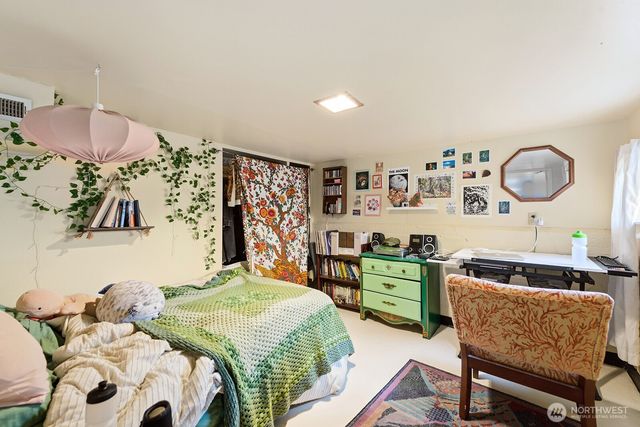 5330 9th Avenue NE, Seattle, WA 98105