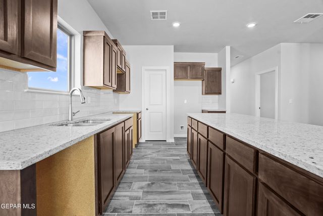 985 Barbara Avenue, Socorro, TX 79927