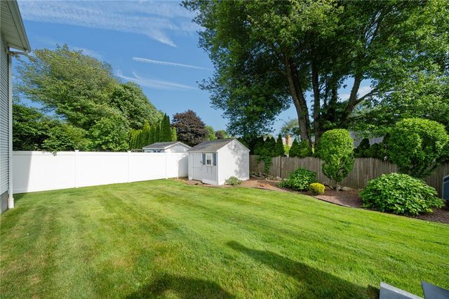 40 Conanicus Road, Narragansett, RI 02882