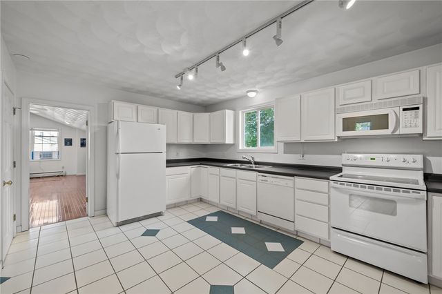 40 Conanicus Road, Narragansett, RI 02882