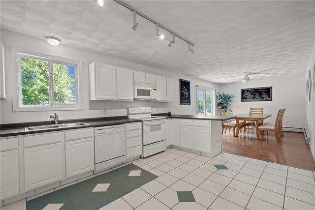 40 Conanicus Road, Narragansett, RI 02882