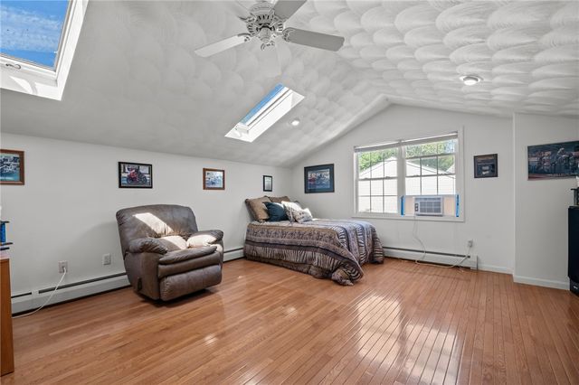 40 Conanicus Road, Narragansett, RI 02882