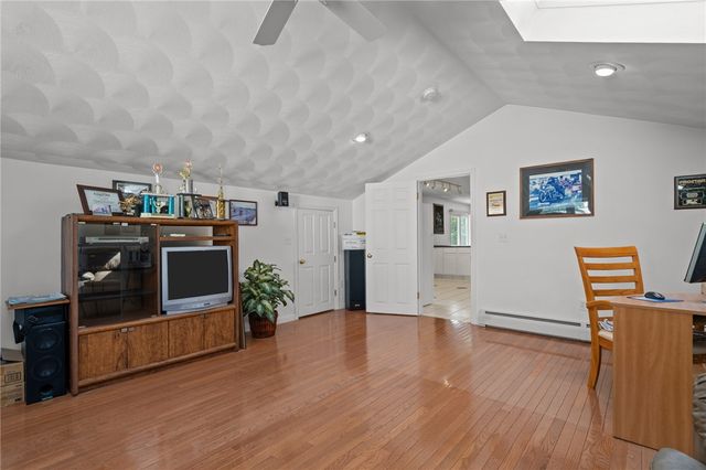 40 Conanicus Road, Narragansett, RI 02882