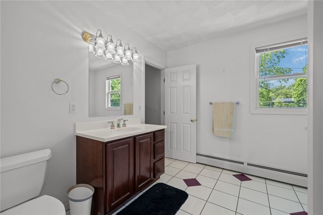 40 Conanicus Road, Narragansett, RI 02882