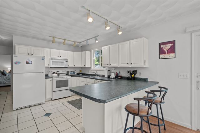 40 Conanicus Road, Narragansett, RI 02882
