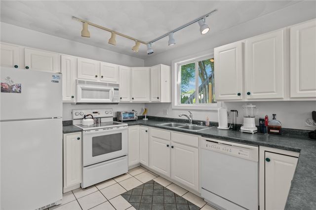 40 Conanicus Road, Narragansett, RI 02882