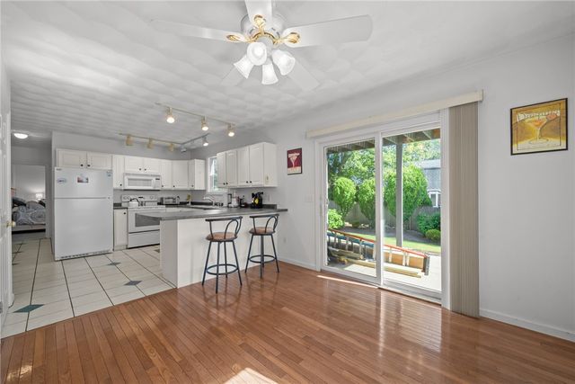 40 Conanicus Road, Narragansett, RI 02882