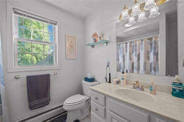 40 Conanicus Road, Narragansett, RI 02882