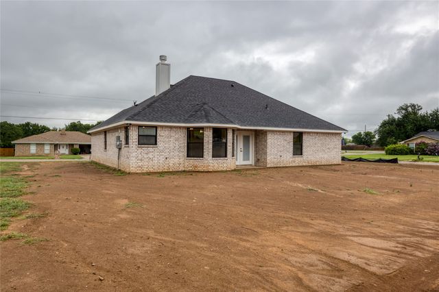 1607 W College Street, Jacksboro, TX 76458