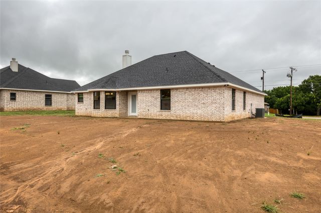 1607 W College Street, Jacksboro, TX 76458