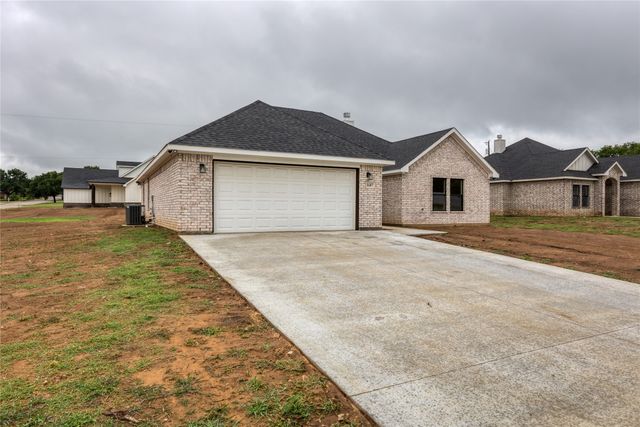 1607 W College Street, Jacksboro, TX 76458