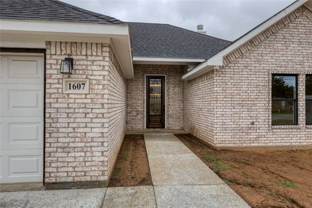 1607 W College Street, Jacksboro, TX 76458