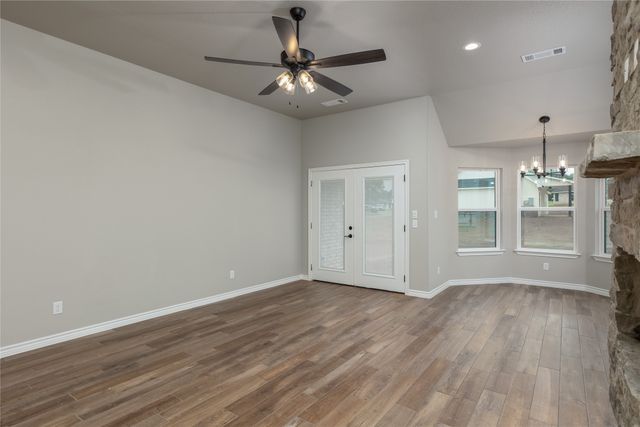1607 W College Street, Jacksboro, TX 76458