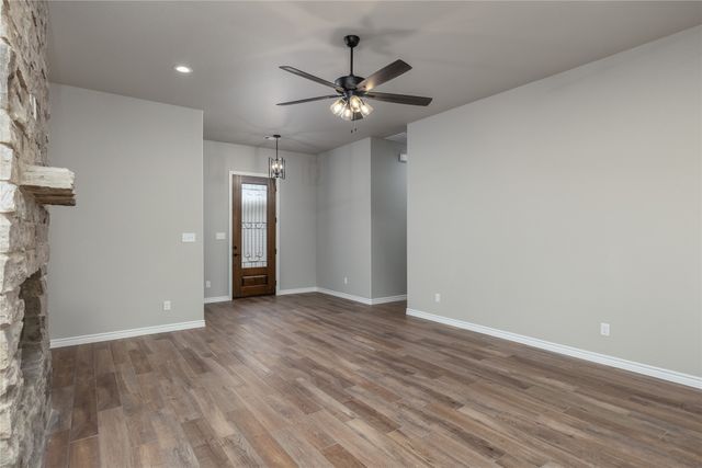 1607 W College Street, Jacksboro, TX 76458