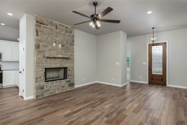 1607 W College Street, Jacksboro, TX 76458