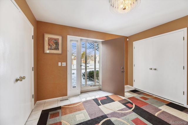 5965 CRESTWOOD Drive, West Bloomfield, MI 48322