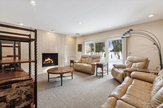 5965 CRESTWOOD Drive, West Bloomfield, MI 48322