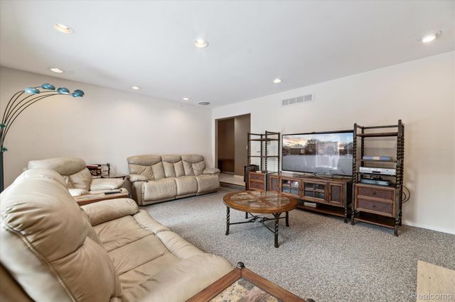 5965 CRESTWOOD Drive, West Bloomfield, MI 48322