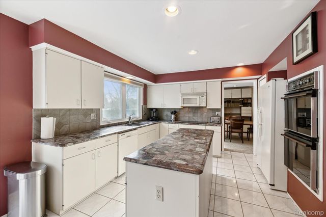 5965 CRESTWOOD Drive, West Bloomfield, MI 48322