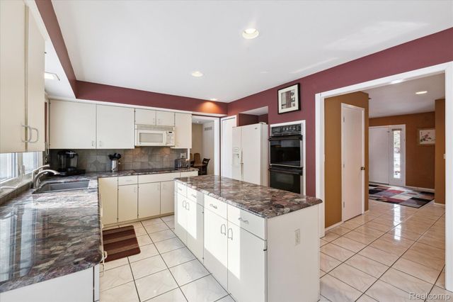 5965 CRESTWOOD Drive, West Bloomfield, MI 48322