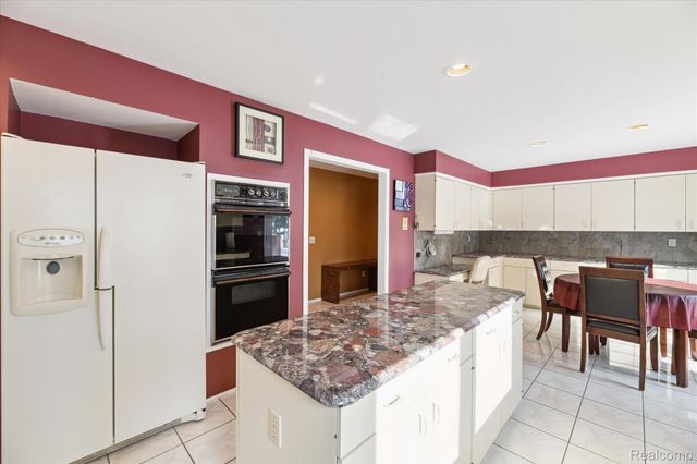 5965 CRESTWOOD Drive, West Bloomfield, MI 48322