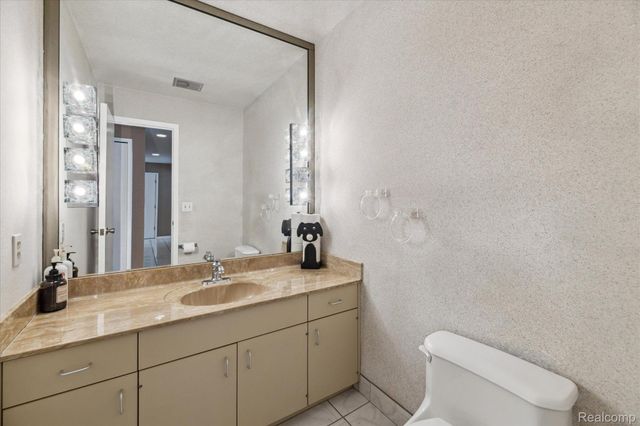 5965 CRESTWOOD Drive, West Bloomfield, MI 48322