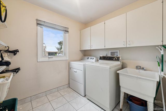 5965 CRESTWOOD Drive, West Bloomfield, MI 48322