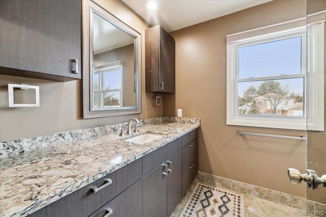 5965 CRESTWOOD Drive, West Bloomfield, MI 48322