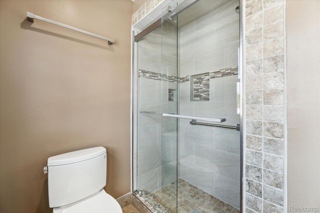 5965 CRESTWOOD Drive, West Bloomfield, MI 48322