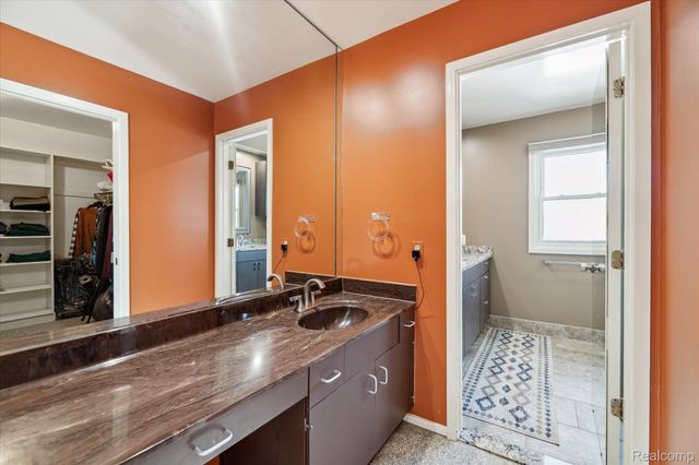 5965 CRESTWOOD Drive, West Bloomfield, MI 48322