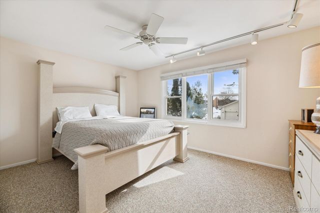 5965 CRESTWOOD Drive, West Bloomfield, MI 48322