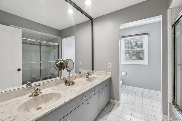 5965 CRESTWOOD Drive, West Bloomfield, MI 48322