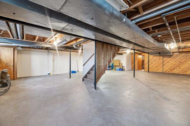 5965 CRESTWOOD Drive, West Bloomfield, MI 48322