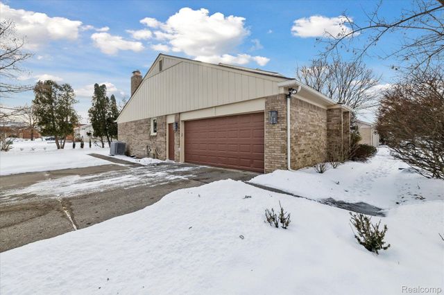 5965 CRESTWOOD Drive, West Bloomfield, MI 48322