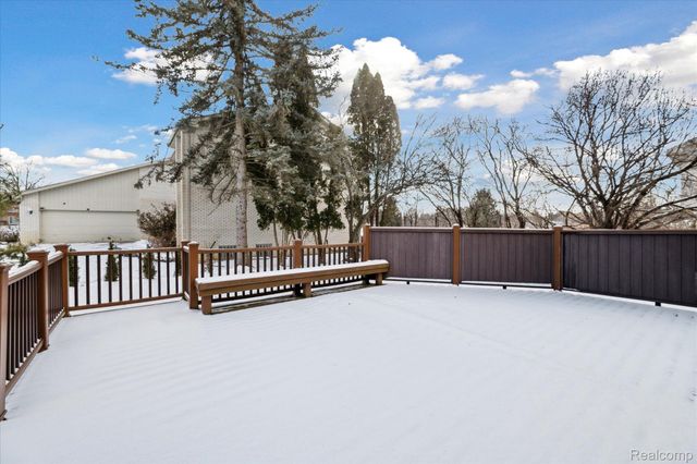 5965 CRESTWOOD Drive, West Bloomfield, MI 48322